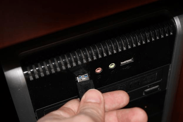 USB-кабель и компьютер