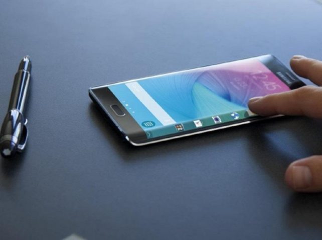 Samsung показала необычный смартфон с мягким экраном