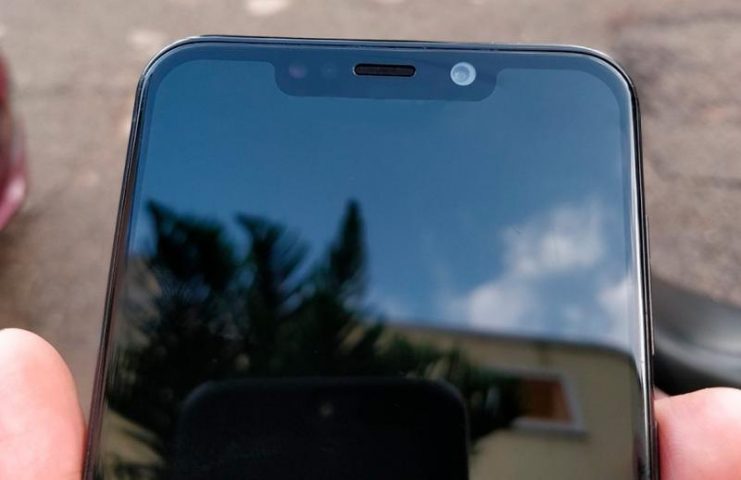 «Живые» фото первого смартфона Motorola с «чёлкой» попали в Сеть