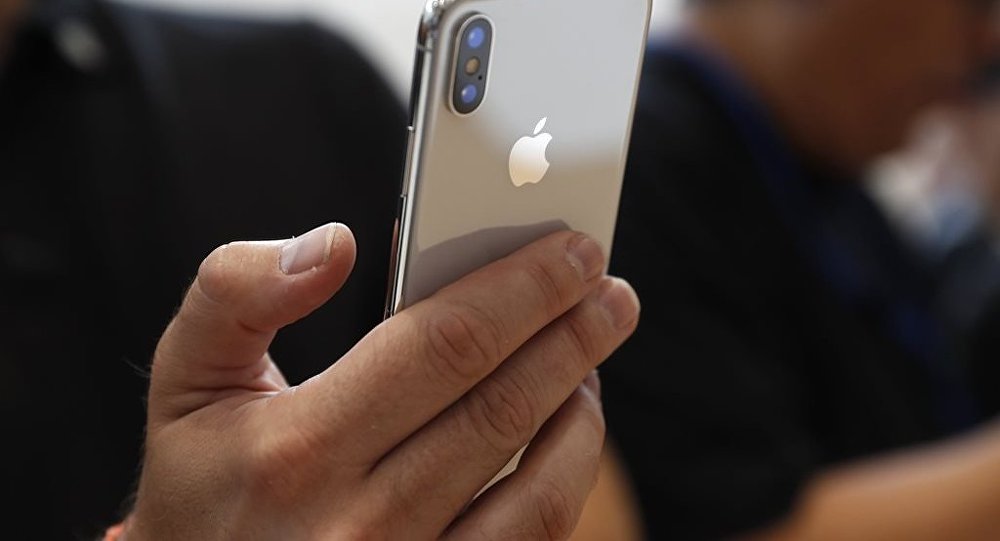 Смартфон Apple iPhone в руке