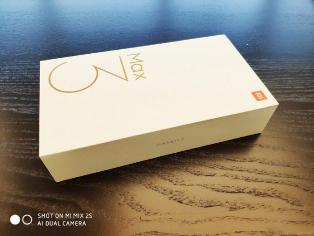 Коробка с Xiaomi Mi Max 3