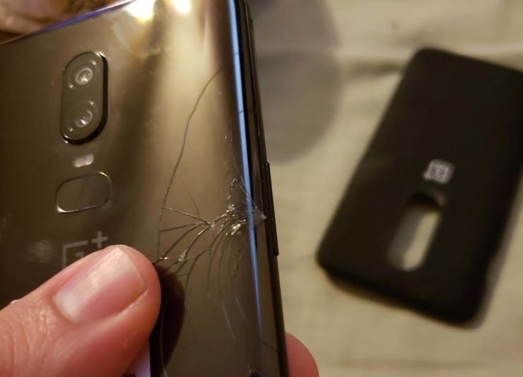 Трещины на корпусе OnePlus 6
