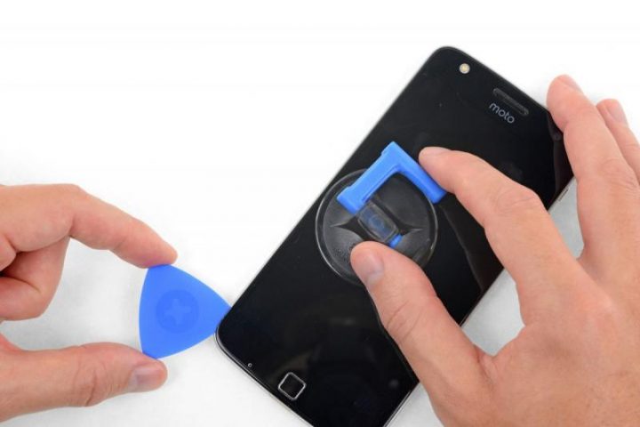 Motorola и iFixit выпустили наборы для ремонта смартфонов