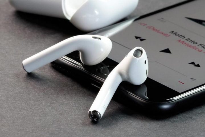Беспроводные наушники Apple AirPods 2 засветились на «живых» фото