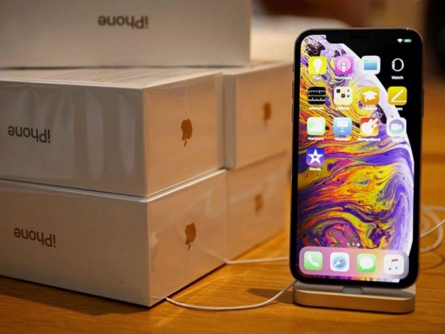 Apple сокращает производство iPhone