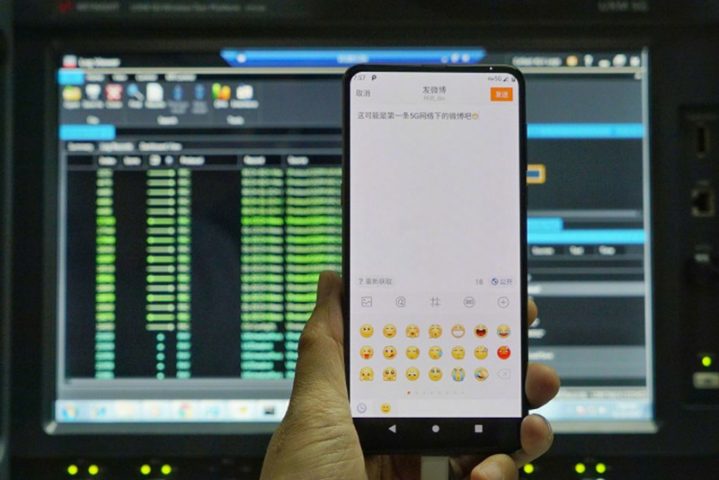 Глава Xiaomi показал модификацию смартфона Mi Mix 3 с поддержкой 5G