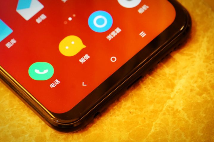 Lenovo тоже готовит смартфон с круглым вырезом в дисплее