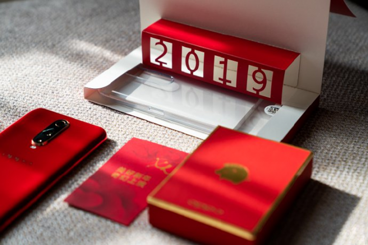 Oppo выпустила новогодние версии смартфонов R17 и R17 Pro