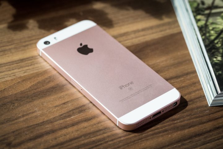 Apple возобновила продажи iPhone SE