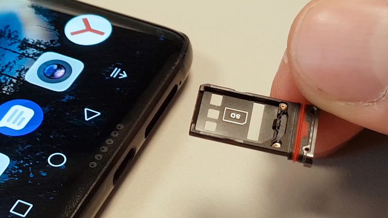 Компания Huawei не может делать смартфоны с поддержкой microSD
