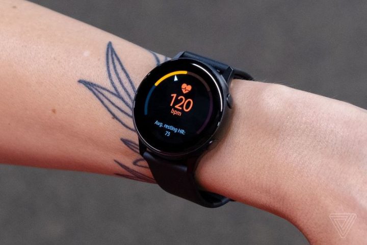 В свежем обновлении для Galaxy Watch Active 2 сенсорный безель активировался без участия пользователя