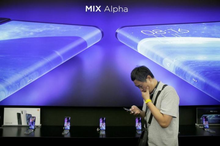 Один из пользователей Твиттера опубликовал фото смартфона Xiaomi Mi Mix Alpha в чехле, но потом назвал это шуткой